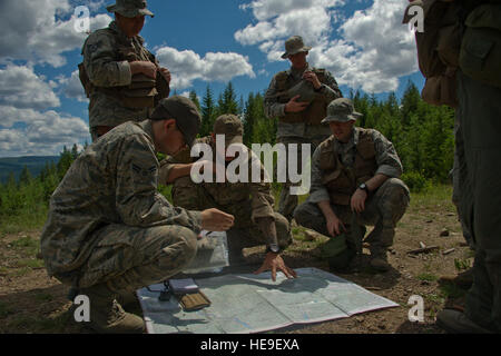 Airman Senior Anthony Fiore, 22e Escadron de formation Survie, évasion, résistance et s'échapper, spécialiste indique S-V-80-A lutter contre les étudiants de survie leur emplacement général sur une carte de la zone de formation sur le terrain, le 13 juin 2015, dans la forêt nationale de Colville, Washington Les participants ont appris à calculer leur position sur une carte en fonction de la navigation terrestre des identificateurs. Les élèves ont appris une variété de compétences, y compris la navigation terrestre la triangulation, le rythme et la façon d'utiliser une Boussole multifonctionnel lensatic compas randonnée waterproof. Banque D'Images