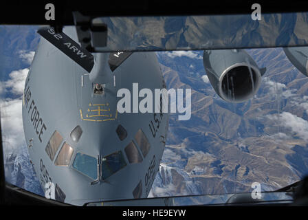 Un KC-135 Stratotanker établit une connexion avec un C-17 Globemaster III de Joint-Base Lewis McChord, Washington, 4 février 2016, sur l'État de Washington. Le vol était un vol d'entraînement local dans lequel le colonel Brian McDaniel, 92e Escadre de ravitaillement en vol et le Major Joshua Brown, 92e Escadron tactique d'ARS, formés sur le KC-135 Block 45 mise à niveau pour la première fois. Mackenzie Richardson Navigant de première classe) Banque D'Images