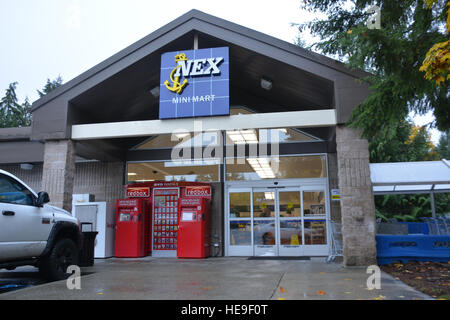 161020-N-VM861-003 BANGOR, Washington (oct. 20, 2016) - La base navale de Kitsap (NBK) - Bangor, échange de la Marine (NEX) Mini Mart quelques instants avant son ouverture officielle. Dans le cadre de la 21e siècle, l'Initiative du marin mini mart a fait l'objet d'améliorations pour inclure des fonctions, telles qu'un bar avec de la nourriture à prendre et à emporter de la nourriture, du café et autres boissons. La nouvelle importante permet un dépanneur pour le logement de base et réduite à Navy Lodge et la marine Gateway Inns & Suites. Maître de 3e classe Jessica Maue Banque D'Images