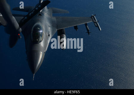 Un U.S. Air Force F-16 Fighting Falcon affecté à la 31e Escadre de chasse, la base aérienne d'Aviano, en Italie, se prépare à prendre plus de carburant la mer Méditerranée d'un KC-135 Stratotanker affecté à la 100e Escadre de ravitaillement en vol, RAF Mildenhall, Angleterre, au cours de l'effort d'éclairage Tonnerre 9 novembre 2016. Tonnerre La foudre est un exercice trilatéral avec la France et le Royaume-Uni qui a eu lieu deux fois par an depuis 2014. La formation est axée sur l'amélioration des procédures de communication tout en renforçant les capacités d'interopérabilité et de la volonté de mener des opérations aériennes. Le s.. Michée Anthony) Banque D'Images