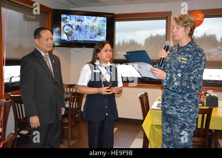 161116-N-SP496-002 Bremerton, dans l'(nov. 16, 2016) - Ivy Gervacio (centre), A/24 associer pour Naval Base Kitsap (NBK) Passerelle Marine Inns & Suites (ING), accepte la réception de l'année associé runner-up Award de la Cmdr. Karen, Stabelfeldt NBK (UH) Logement non accompagnés et Edgar Deocampo NBK, ING, directeur général à la All-American Restaurant, NBK-Bremerton. NGISs sont évalués en fonction de leur logement afin d'y ajouter des installations, le service à la clientèle, les finances et la gestion, sont reconnus et évalués périodiquement sur la base de normes de rendement établies. Seaman Jane W Banque D'Images