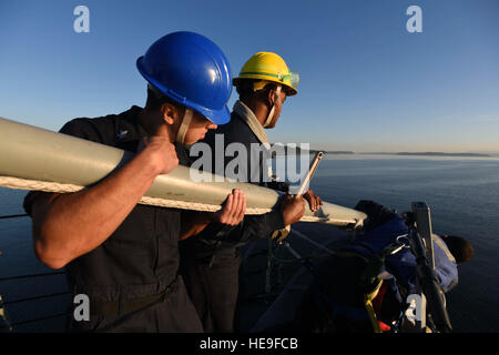 Les marins à bord de l'USS Shoup, un destroyer à missiles guidés de classe Arleigh Burke, installent le bâton à Everett, Washington, avant d'entrer dans le port. Le navire a participé aux exercices multinationaux Pacific Dragon 2016 et Rim of the Pacific 2016 afin de renforcer les partenariats internationaux en matière de sécurité maritime. Banque D'Images