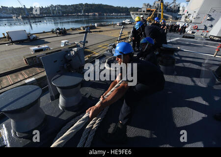 Les marins à bord du destroyer à missiles guidés de classe Arleigh Burke USS Shoup (DDG 86) effectuent la manutention de ligne sur le fo'c'sle le 19 août 2016, tout en participant aux exercices multinationaux d'entraînement Pacific Dragon 2016 et Rim of the Pacific 2016 pour renforcer les partenariats navals internationaux. Banque D'Images
