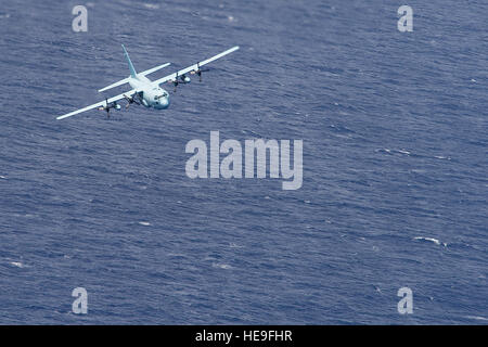 Une auto-défense japonaises C-130 Hercules vole au large de la côte de North Field, Tinian, Marianna Îles, au cours de faire face Nord 15, 26 février 2015. Champ du nord a servi de la Deuxième Guerre mondiale, l'administration centrale pour le 509e groupe composite qui a lancé la bombe atomique contre Hiroshima et Nagasaki, au Japon, en août 1945. Par le biais de la formation des exercices tels que l'exercice physique Faire Face Nord 15, les États-Unis, le Japon et l'Australie, les forces de l'air développer les capacités de combat, l'amélioration de la supériorité aérienne, la guerre électronique, de l'interdiction aérienne, le transport aérien tactique et aerial refueling. Tech. Le Sgt. Jason Robertson Banque D'Images