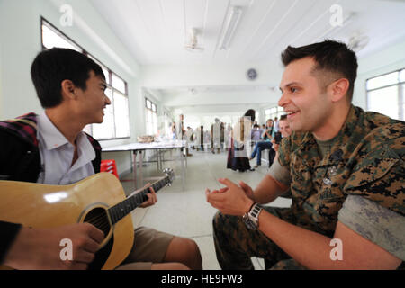 Maître de 2e classe Gabriel Fortes, un hôpital, New Jersey corpsman native, tape ses mains dans la mélodie et l'excitation que lui et 18 ans Nieundorn Komloqw créer une chanson nommée, "All I need is Love," dans le cadre du collage de deux les unes sur les autres à aimer la musique au cours d'une visite à l'école pour les aveugles Education Service Center le 18 mars en Thaïlande, Korat, faire face au cours de 2011, un tigre, annuel, multilatéral terrain mixte actuellement en cours à Korat et Udon Thani Bases de l'air thaïlandaise le 14 mars à 25. Marins et Marines américains de l'attaque de chasseurs tout temps Marine Banque D'Images