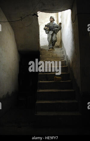 Spécifications de l'armée américaine. Nicholas Tompkins, la Compagnie Charlie, 1re Division de cavalerie, 12e Régiment d'infanterie, effectue une opération de bouclage et de recherche à Bani Sahd Kahn, l'Iraq, le 6 février 2007. Le s.. Stacy L. Pearsall (Sortie) Banque D'Images