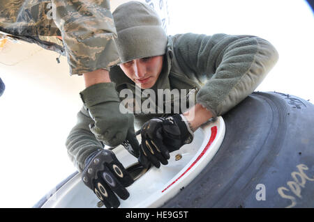 Les chefs d'équipage de la Force aérienne du 126th maintenance Squadron effectuent la maintenance d'un KC-135R Stratotanker, y compris le remplacement des roulements de train avant, l'inspection et l'entretien des systèmes de l'aéronef pour assurer la préparation au vol à Scott AFB, Illinois. Banque D'Images
