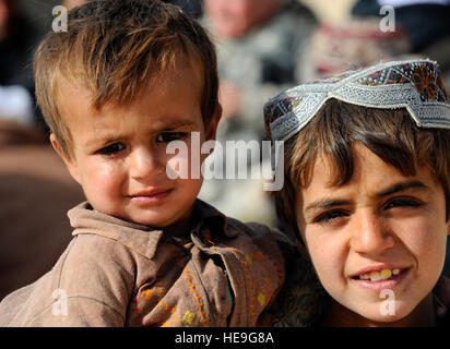 Deux jeunes garçons afghans posent pour une photo dans Khwazi village, en Afghanistan, pendant que les membres de l'Équipe de reconstruction provinciale enquête Zabul un site pour un futur projet et, le 14 décembre. PRT Zabul est composé de la Force aérienne, l'armée, Département d'État, l'Agence américaine pour le développement international et le personnel du ministère de l'Agriculture des États-Unis qui travaillent avec le gouvernement afghan à améliorer la gouvernance, de la stabilité et du développement de l'ensemble de la province. Banque D'Images