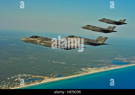Les chasseurs F-35A Lightning II de la 33rd Fighter Wing ont effectué un ravitaillement aérien avec un KC-135 Stratotanker le 14 mai 2013, formant les pilotes et les mainteneurs dans des opérations conjointes au large du nord-ouest de la Floride. Banque D'Images