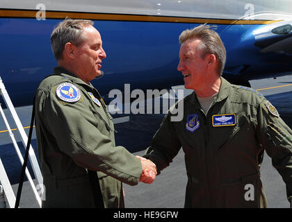 U.S. Air Force le général Herbert J. Carlisle, à droite, le commandant de Pacific Air Forces, se félicite de chef d'état-major de la Force aérienne, le général Mark A. Welsh III, à gauche, à Joint Base Harbor-Hickam Pearl, Washington, le 18 août 2013. Tech. Le Sgt. Jerome S. Tayborn Banque D'Images