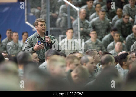 Le lieutenant-colonel Adam Shicks, affecté à la 611e, Centre des opérations aériennes de l'Armée de l'air demande Chef de cabinet Le Général David L. Goldfein une question pendant un appel tous les at Joint Base Elmendorf-Richardson, Alaska, le 10 novembre 2016. Au cours de sa tournée du Pacifique, Goldfein visité JBER et partagé ses priorités de la revitalisation des escadrons, le renforcement de la co-leaders et équipes, et multi-domaine du commandement et du contrôle. Alejandro Pena) Banque D'Images