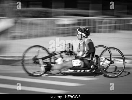 160509-F-WU507-027 : Air Force Staff Sgt. Sebastiana Lopez-Arellano, Team U.S.A., pédales à travers un coin pendant la finale au vélo 2016 Invictus Jeux à la ESPN Wide World of Sports à Walt Disney World, Orlando, Floride, le 9 mai 2016. Les 2016 Jeux Invictus a officiellement lancé avec la cérémonie le 8 mai, et 15 pays seront en compétition au 12 mai dans plusieurs événements sportif adapté. Le conseiller-maître Sgt. Kevin Wallace/) Banque D'Images