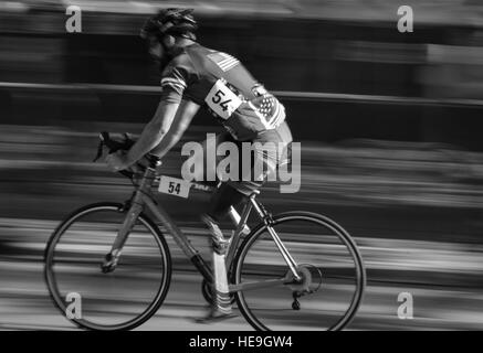 160509-F-WU507-029 : le sergent de l'armée. Stefan Leroy (Ret.), Équipe U.S.A., pédales à travers une longue suite au cours de la finale de la vélo 2016 Invictus Jeux à la ESPN Wide World of Sports à Walt Disney World, Orlando, Floride, le 9 mai 2016. Les 2016 Jeux Invictus a officiellement lancé avec la cérémonie le 8 mai, et 15 pays seront en compétition au 12 mai dans plusieurs événements sportif adapté. Le conseiller-maître Sgt. Kevin Wallace/) Banque D'Images