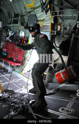 Nevada Air National Guard Master Chef Sgt. Tim Broadway, C-130 Hercules de l'arrimeur de Reno 192e Escadron de transport aérien, observe les opérations portes-ouvertes lors d'un survol à basse altitude les plages de Normandie, France le 5 juin 2014. L'autopont précédé un airdrop de plus de 1 000 parachutistes dans le cadre du 70e anniversaire du débarquement en Normandie. Tech. Le Sgt. Erica J. Knight Banque D'Images