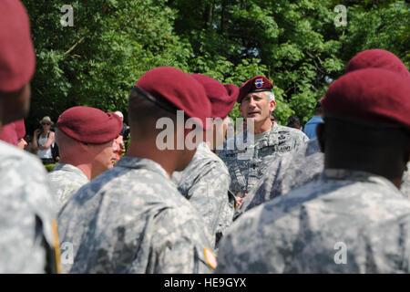 L'Armée américaine, le général John Nicholson Jr., général commandant, 82e Division aéroportée, parle de parachutistes au cours d'une cérémonie à la Iron Mike paratrooper memorial près du village normand de Sainte-Mère-Église, France, 8 juin 2014. Près de 1 000 parachutistes ont participé à la messe d'airdrop dans le cadre du 70e anniversaire du débarquement en Normandie, France. Erica J. Knight. Banque D'Images