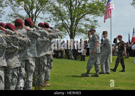 U.S. Air Force général Philip Breedlove, le Commandant suprême des forces alliées en Europe, participe à une cérémonie à la Iron Mike paratrooper memorial près du village normand de Sainte-Mère-Église, France, 8 juin 2014. Près de 1 000 parachutistes ont participé à la messe d'airdrop dans le cadre du 70e anniversaire du débarquement en Normandie, France. Erica J. Knight Banque D'Images