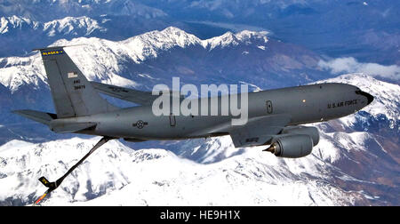 Un KC-135 Stratotanker affecté à la 168e escadre de ravitaillement aérien de la Garde nationale aérienne de l'Alaska vole en formation aux côtés de deux avions A-10, démontrant des capacités de ravitaillement aérien et de vol en formation. Banque D'Images