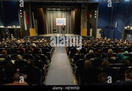 L'auteur Stephen King lit à partir de son livre récemment publié de « docteur dormir," une suite à son roman d'horreur de 1977 "The Shining", 18 novembre 2013, Base aérienne de Ramstein, en Allemagne. King a dirigé un multi-stop USO visite autour de la zone de la communauté militaire de Kaiserslautern, qui comprenait des visites à la garnison de l'armée américaine substance abuse program, Centre médical régional de Landstuhl, ASS Centre guerrier et a conclu avec une lecture publique et du forum ouvert. La Jordanie Castelan Navigant de première classe) Banque D'Images