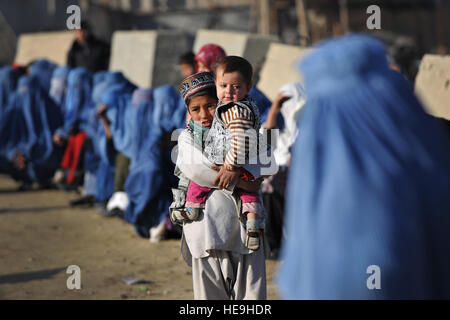 Les Afghans attendent d'être traités par le point de contrôle d'entrée en médecine à l'aérodrome de Bagram, en Afghanistan, le 2 décembre 2012. Les membres du 455 e groupe expéditionnaire des Forces de sécurité afghanes et le secteur bravo garde local 350 processus personnel -500 à partir de l'extérieur de la porte ayant besoin de services allant de l'étudiant soins cliniques de base à des programmes de formation professionnelle. Chris Willis) Senior Airman Banque D'Images