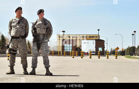 Bryan et Bartruff Senior Airman Airman 1re classe Domingo Perez Jr., 5e Escadron des Forces de sécurité, les membres de l'équipe de la force de réaction posent pour une photo à Minot Air Force Base, N.D., le 13 mai 2013. La principale mission de la 5e FS est de fournir 24 heures de services d'application de la loi et de sécurité pour la 5e Bomb Wing et toutes les unités des locataires assignés à la base. (U.S. Photos de l'Armée de l'air/Senior Airman Bretagne Y. Auld) Banque D'Images