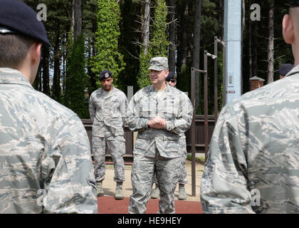 U.S. Air Force Colonel David Avila, commandant du 100e Groupe de soutien de mission, merci aux participants pour leurs efforts à la suite d'un défi "Defender" a organisé le 21 mai 2015, sur RAF Mildenhall, Angleterre. Le gagnant de l'événement a été l'équipe "Tomi", composé de maîtres de chien de travail militaire. La deuxième place était "fils de Norris," et la troisième a été "Skunk Ape." Gina Randall Banque D'Images