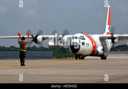 050121-F-4884R-010 d'un membre de la 1re classe Ryan Aldrich dirige un U.S. Coast Guard HC-130 Hercules à la Naval Air Station Utapao, Thaïlande, le 21 janvier 2005. Plus de 14 000 membres des services sont déployés dans diverses régions de l'Asie du soutien à l'opération Unified Assistance, en collaboration avec des militaires et des organisations non gouvernementales pour aider les personnes touchées par le 26 décembre 2004, l'Océan indien. Aldrich est un chef d'équipe C-130 du 374e Escadron de maintenance, Yokota Air Base, le Japon. Tech. Le Sgt. Scott Reed, U.S. Air Force. (Publié) Banque D'Images