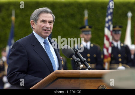 050429-F-7203T-308 Le secrétaire adjoint à la défense Paul Wolfowitz, adresse à l'auditoire au cours de sa cérémonie d'adieux sur le pentagone River Champ défilé le 29 avril 2005. Le secrétaire à la défense Donald H. Rumsfeld Wolfowitz a présenté au ministère de la Défense Médaille pour service public distingué. Wolfowitz quitte le ministère de la Défense pour devenir président de la Banque mondiale. Tech. Le Sgt. Cherie A. Thurlby, U.S. Air Force. (Publié) Banque D'Images