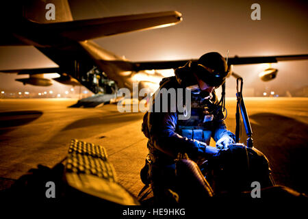 Un membre du 320th Special Tactics Squadron prépare un MC-130P combat Shadow pour le déploiement à l'aéroport de Sendai, au Japon, le 16 mars 2011, aidant au déminage des pistes et aux opérations de trafic aérien. Banque D'Images