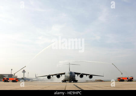 RHEIN-MAIN AIR BASE, Allemagne -- un C-17 Globemaster III, baptisé 'l'esprit de Berlin,' le dernier vol pour prendre un taxi à partir de cette base de transport aérien. Le vol terminé la cérémonie de fermeture de la base, l'Armée de l'air de longue date "Porte d'entrée de l'Europe.'' l'Armée de l'air tourne le plus de base à l'aéroport de Francfort en décembre, 60 ans après les opérations ont débuté ici. Le sergent-chef. John E. Lasky) Banque D'Images