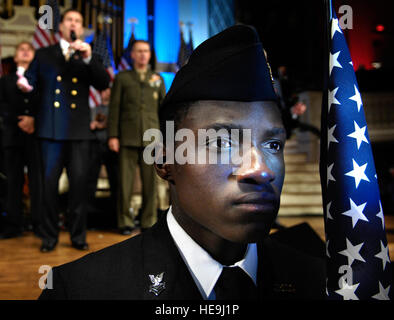 Un officier de réserve Junior cadet formation se tient avec le drapeau américain alors que la clôture de l'album est effectuée à une cérémonie d'hommage à Worcester, MA, 15 Oct 2006. Plus de 450 parents de soldats tombés rempli Mechanics Hall pour rendre hommage à leurs proches lors d'un concert hommage. Départ. de la défense du personnel de l'USAF Le Sgt. D. Myles Cullen (publié) Banque D'Images