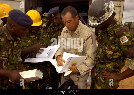 Opérateur d'équipement de la Marine américaine 1ère classe Joshua Petraitis explique les procédures de forage de puits d'ingénieur de l'armée kenyane à un site de forage dans la Raya, Kenya, le 21 novembre, 2006. Petraitis est avec Mobile Naval Construction Battalion Cinq, Port Hueneme, Californie, jointe à la Force opérationnelle combinée Force-Horn de l'Afrique. Tech. Le Sgt. Joseph McLean (Sortie) Banque D'Images