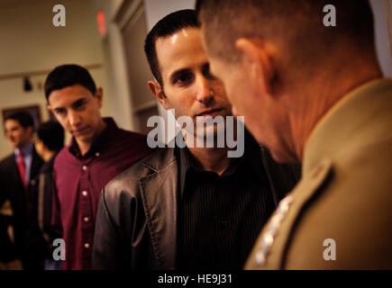 Le président des joint Chiefs of Staff s'entretient avec un étudiant de Wharton MBA à l'Université de Pennsylvanie le 28 novembre 2006, après une conférence sur des sujets de leadership et de défense. Banque D'Images