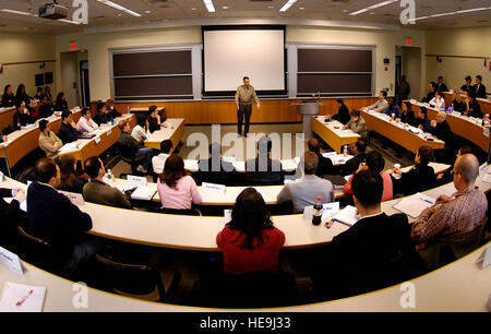 Le président des joint Chiefs of Staff s'entretient avec des étudiants de MBA à l'Université de Pennsylvanie le 28 novembre 2006, discutant du leadership, des opérations militaires et de la stratégie de défense. Banque D'Images