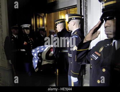 Une garde d'honneur de l'armée tandis que le membre salue cercueil contenant le corps de l'ancien président américain Gerald Ford, est effectuée aux États-Unis Houe des représentants à la capitale américaine à Washington le 30 décembre 2006. Département de la Défense Le s.. D. Myles Cullen (publié) Banque D'Images