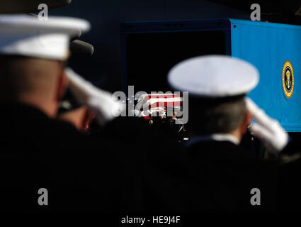 Une garde d'honneur militaire porte le cercueil de l'ancien président Gerald R. Ford à bord d'un avion de la Force aérienne, le mardi 2 janvier 2007, à Andrews Air Force, MD, département de la Défense Le s.. D. Myles Cullen (publié) Banque D'Images