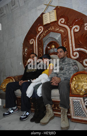 L'humoriste Russell Peters, gauche, modèle Mayra Veronica et l'acteur Wilmer Valderrama s'asseoir dans l'ancien dictateur irakien Saddam Hussein, Président de l''Al Faw Palace à Camp Liberty à Bagdad, Irak, 22 novembre 2007. Le trio accompagné Marine Corps Général James E. Cartwright, vice-président de l'état-major des armées, sur un usage pour visiter des troupes sur l'action de grâce. Tech. Le Sgt. Adam M. Stump, U.S. Air Force. (Publié) Banque D'Images