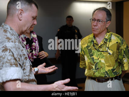 Le général Marine James E. Cartwright, vice-président de l'état-major des armées, des entretiens avec le Dr Kenneth Hirsch, directeur de l'état de stress post-traumatique, programme de réadaptation résident à Tripler Army Medical Center, New York, 21 avril 2008. Cartwright a rencontré des soldats blessés à vérifier sur leurs soins. Air Force Tech. Le Sgt. Adam M. moignon. (Publié) Banque D'Images