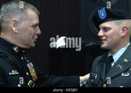 Vice-président de l'état-major des armées le Général James Cartwright Marine Armée félicite Slt Paul Corcoran après la cérémonie de remise des diplômes de l'Université de Norwich à Northfield, Vermont, le 10 mai 2008. Cartwright a administré le serment d'office à plus de 100 nouveaux officiers. Air Force Tech. Le Sgt. Adam M. moignon. (Publié) Banque D'Images