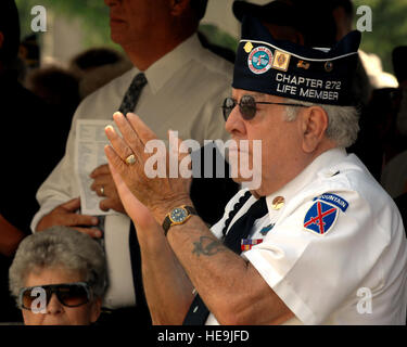 Anciens combattants de la guerre de Corée applaudit après le discours du vice-président de l'état-major des armées le général Marine James E. Cartwright au Tri County Monument de la guerre de Corée à la cérémonie de dédicace du parc aime, Ill., 27 juillet 2008. Cartwright, originaire de la ville voisine de Rockford, était le conférencier principal à l'événement. Le sergent-chef de l'Armée de l'air. Adam M. moignon. (Publié) Banque D'Images