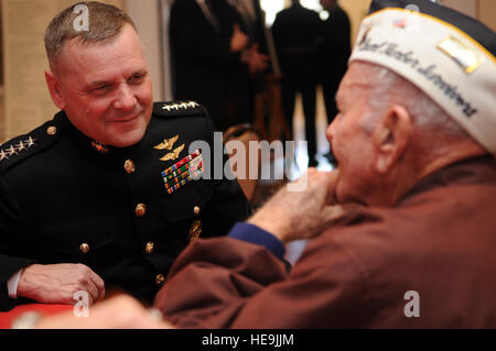 Vice-président de l'état-major des armées le général des Marines James E. Cartwright parle avec un ancien combattant de la Seconde Guerre mondiale à la Pearl Harbor survivants Service commémoratif à Fredericksburg, au Texas, le 7 décembre 2008. Cartwright a été l'orateur invité à l'événement, qui a eu lieu en face du Musée National de la guerre du Pacifique dans la ville natale de la flotte de l'US Navy Adm. W. Chester Nimitz. Le sergent-chef de l'Armée de l'air. Adam M. moignon. (Publié) Banque D'Images