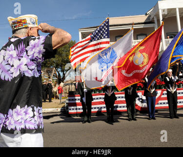 Ancien combattant de la Deuxième Guerre mondiale et deux fois Purple Heart destinataire James Evans salue les drapeaux à la Pearl Harbor survivants Service commémoratif à Fredericksburg, au Texas, le 7 décembre 2008. Vice-président de l'état-major des armées le général des Marines James E. Cartwright a été l'orateur invité à l'événement, qui a eu lieu en face du Musée National de la guerre du Pacifique dans la ville natale de la flotte de l'US Navy Adm. W. Chester Nimitz. Le sergent-chef de l'Armée de l'air. Adam M. moignon. (Publié) Banque D'Images