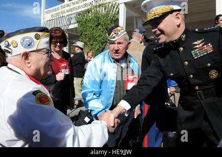 Vice-président de l'état-major des armées le général des Marines James E. Cartwright, serre la main avec un ancien combattant de la Seconde Guerre mondiale à la Pearl Harbor survivants Service commémoratif à Fredericksburg, au Texas, le 7 décembre 2008. Cartwright a été l'orateur invité à l'événement, qui a eu lieu en face du Musée National de la guerre du Pacifique dans la ville natale de la flotte de l'US Navy Adm. W. Chester Nimitz. Le sergent-chef de l'Armée de l'air. Adam M. moignon. (Publié) Banque D'Images