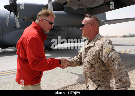 Le sous-secrétaire américain à la Défense, William J. Lynn III est accueilli par Marine Brigue. Le général Nicholson, commandant général du 2ème BAM sur la base d'opérations sur le terrain de l'Afghanistan, Bastion 10, septembre 2009. Secrétaire adjoint Lynn a fait son premier voyage en Asie du sud-ouest, après avoir été confirmé que le sous-secrétaire à la défense. Le sergent-chef de l'Armée de l'air du DOD. Jerry Morrison() Banque D'Images