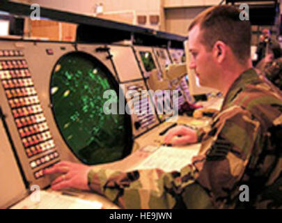 Le personnel de la Garde nationale aérienne de l'Alaska. Le Sgt. Mike Reyor surveille de près les aéronefs volant dans le sud-ouest de l'Alaska à partir de sa console dans le parking souterrain du centre des opérations aériennes régionales (RAOC) à Elmendorf AFB. L'RAOC est géré par l'Alaska Air Guard's 176th Air Control Squadron (ACS) qui a pris le contrôle de l'RAOC en 2004. L'RAOC garde la trace de plus de 30 000 vols par mois qui utilisent l'espace aérien de l'Alaska. L'RAOC fait partie de la région alaskienne du NORAD et inclut active US Air Force et du personnel de la Force Aérienne Royale Canadienne en plus des quelque 150 Alaska Air Guard qui composent le personnel Banque D'Images