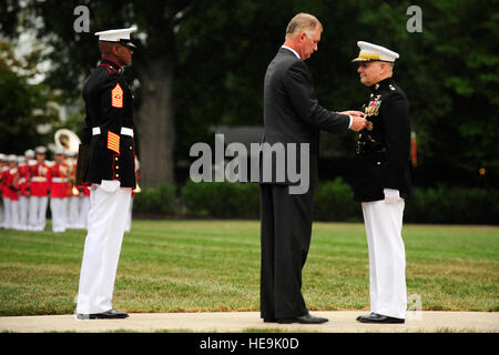 Le Secrétaire adjoint à la Défense William J. Lynn awards Joint Chiefs of Staff Vice Président Général James E. Cartwright la Médaille de service distingué de la Défense à la caserne du Corps des Marines, Washington, D.C., July 3, 2011. Tech. Le Sgt. Jacob N. Bailey, U.S. Air Force Banque D'Images