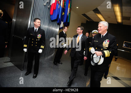 Le Secrétaire adjoint à la défense Ashton B. Carter arrive à l'Agence de Logistique de la défense et de changement de responsabilité pour la cérémonie de la retraite Vice Adm. Alan S. Thompson qui a remis au vice-directeur DLA fonctions adm. D. Mark Harnitchek lors d'une cérémonie à Fort Belvoir, Virginie, le 18 novembre 2011. Tech. Le Sgt. Jacob N. Bailey, U.S. Air Force) (Sortie) Banque D'Images