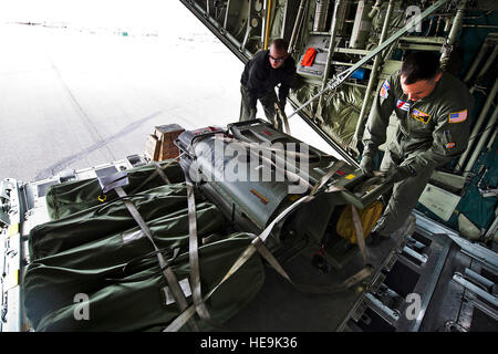 Les gardes-côtes américains prise en charge du déchargement de l'équipement d'un Coast Guard HC-130H Hercules sur la Barrow, Alaska ligne de vol le 28 juin 2012. Les gardes côte d'Air Station Kodiak volent des missions quotidiennes pour le garrot en vue d'un déploiement de la US Coast Guard Protection de l'Arctique. Protection de l'Arctique est une station d'air temporaires déployées à l'avant d'exploitation Barrow à l'océan Arctique au cours de l'été d'augmenter les délais d'intervention en recherche et sauvetage dans la région. ( U.S. Air Force Tech. Le Sgt. Michael R. Holzworth Banque D'Images