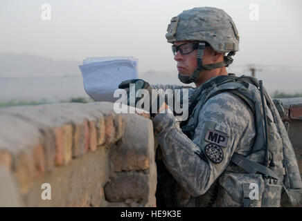 Le sergent-major de l'armée. Jason Hilla, chef d'équipe, la Compagnie de la Police militaire 1775th, observe une communauté à partir d'un le haut d'un immeuble en Shurandam, Afghanistan, le 27 mai. La Police nationale afghane et les soldats ont rencontré des membres du village et d'une recherche de toute activité suspecte au cours de leur mission. Hilla est un Grand Rapids, Michigan, déployés à partir du Michigan Army National Guard. Banque D'Images