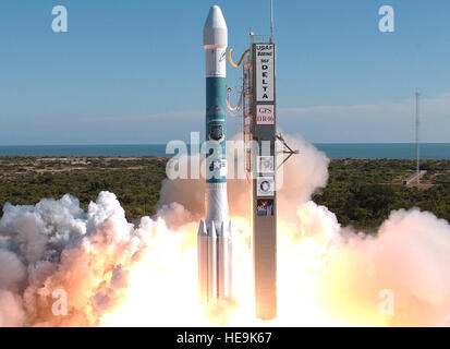 Une armée de l'air Delta II booster lance avec succès depuis Cap Canveral, en Floride le 17 novembre. L'initiative conjointe du gouvernement et de l'industrie lancement était porteur du Système de positionnement global NAVSTAR satellite. Le satellite lancé est le troisième des satellites GPS modernisé qui intègre différentes améliorations qui fournira une plus grande précision, une meilleure résistance aux interférences et une performance améliorée pour les utilisateurs. (U.S. Photo de l'Armée de l'air) Banque D'Images