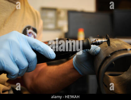 Le personnel du 379e Escadron de maintenance expéditionnaire désaffecte une installation de réparation centralisée des hélices en Asie du Sud-Ouest, en retirant l'identification des pièces et en cataloguant l'équipement pour la redistribution à d'autres bases exploitant des avions C-130H. Banque D'Images